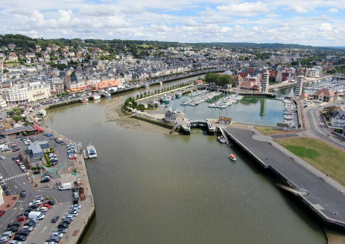 Port public de Deauville - Hafen bei Deauville