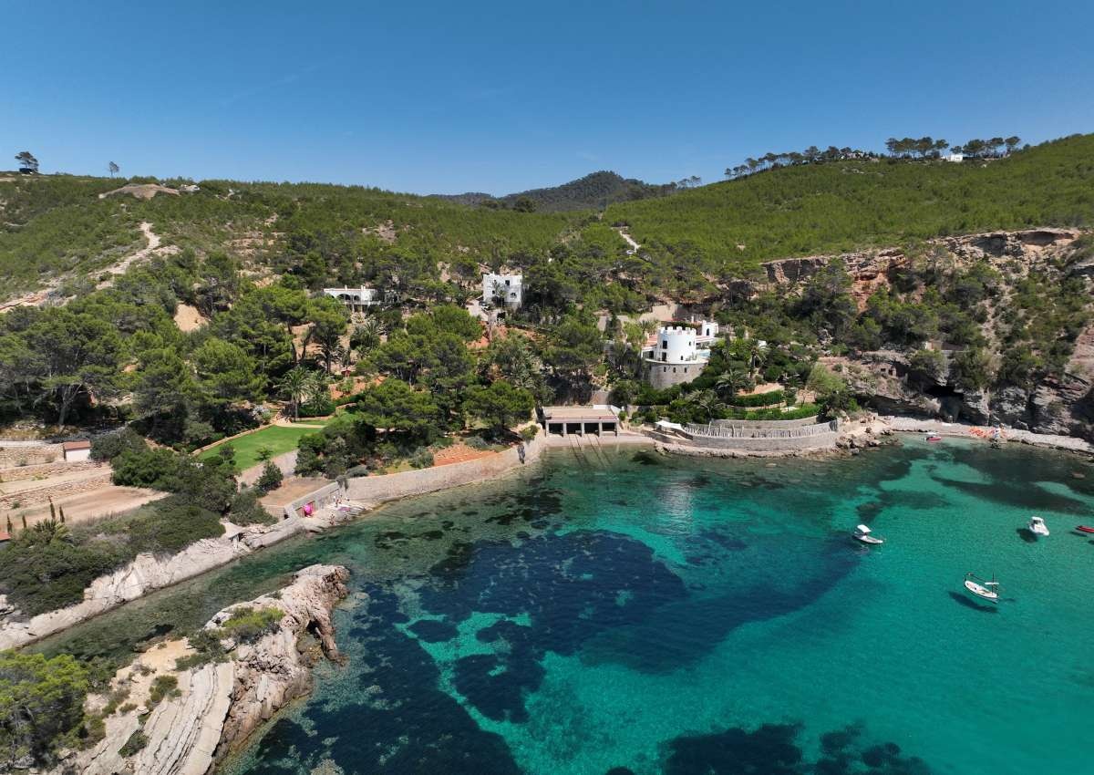 Cala Blanco - Ibiza - Anchor near Portinatx