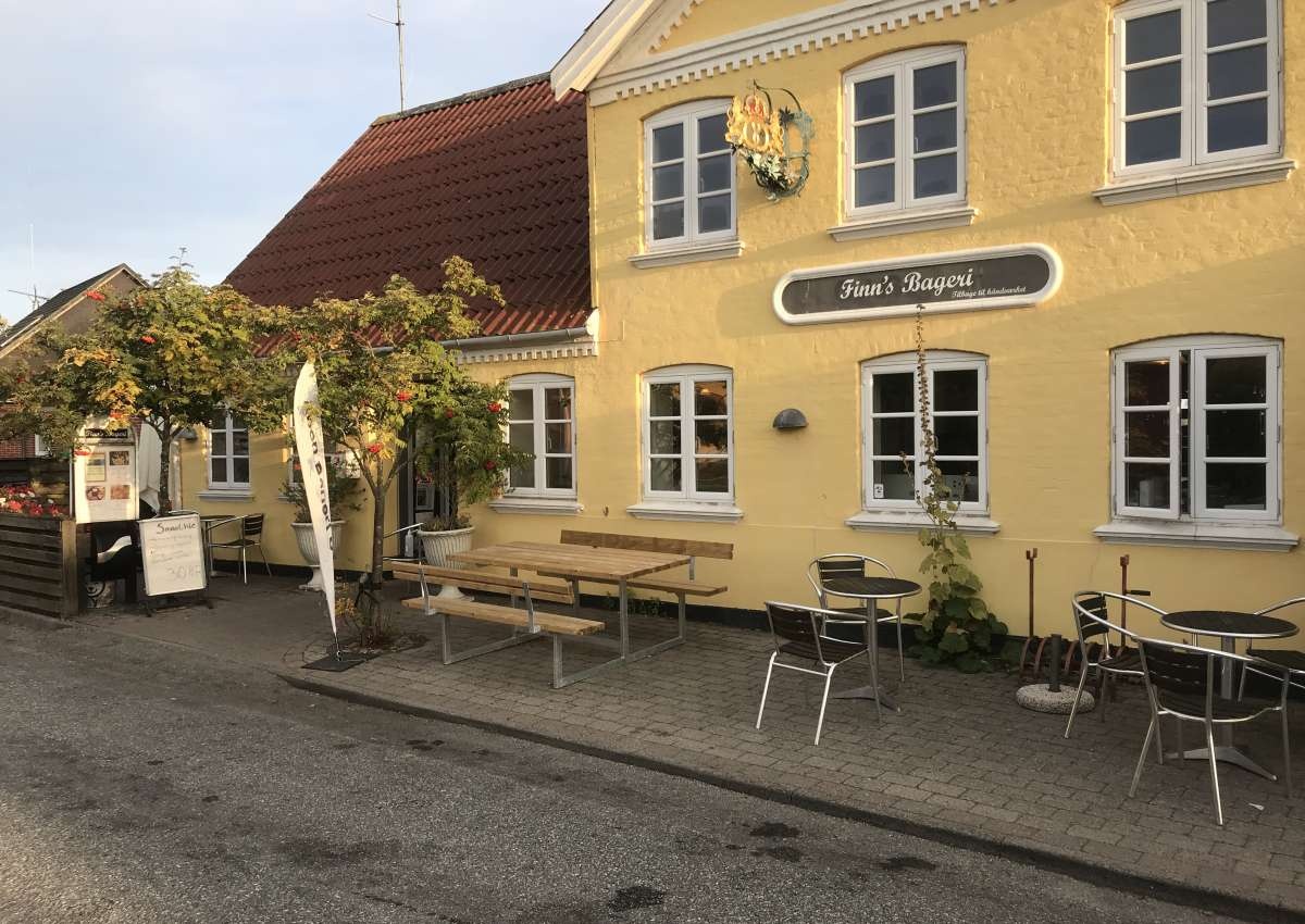 Finn’s Bageri - Einkaufen & Restaurant bei Søby